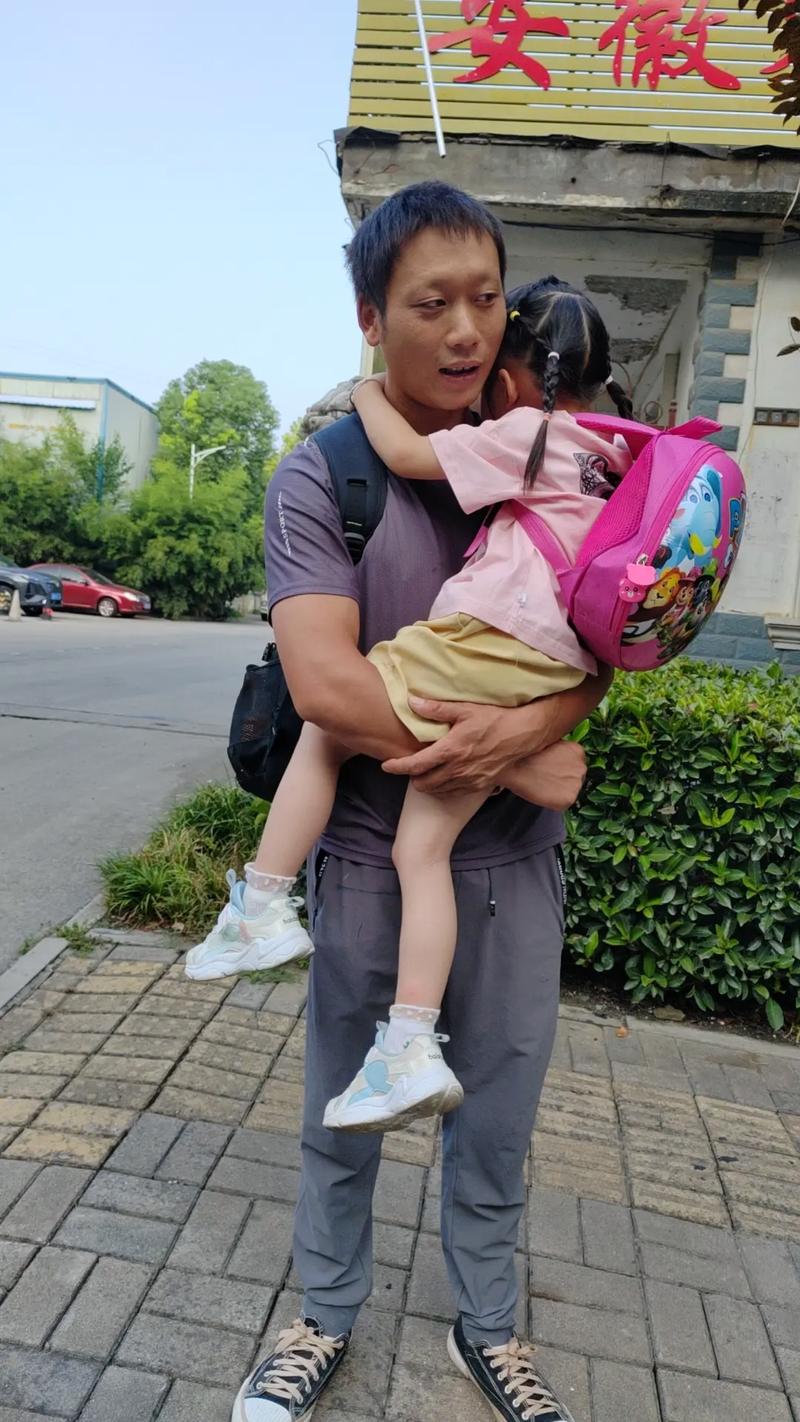 女儿心疼父亲的瞬间
