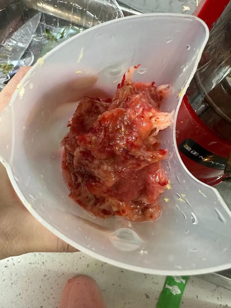 把草莓放里面榨成汁不能掉