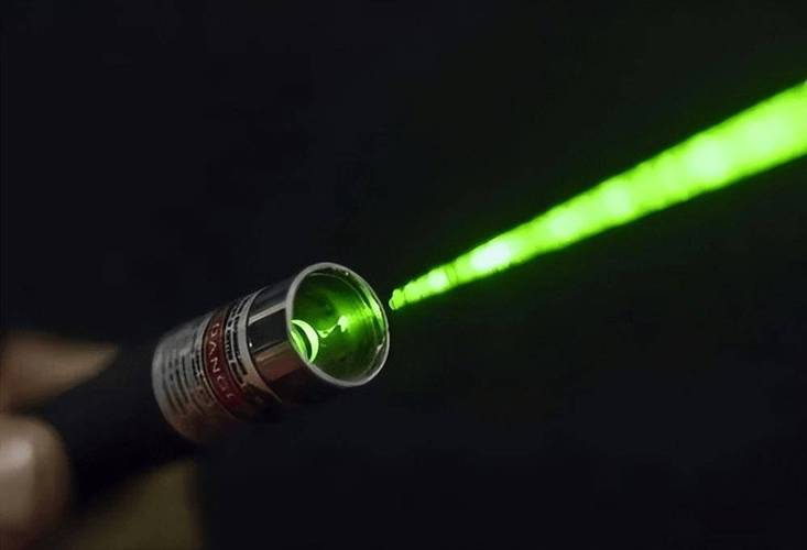 别拿激光笔射我免费观看