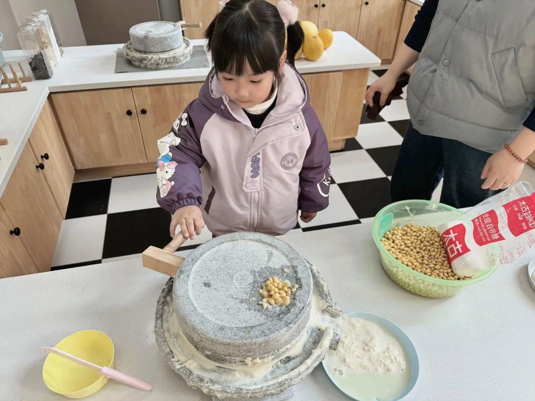老师和学生一起努力生产豆浆