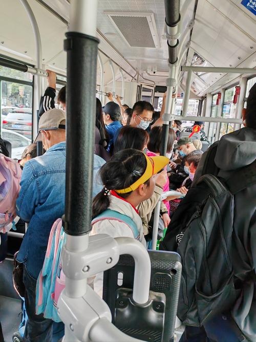 公交车上的欢乐