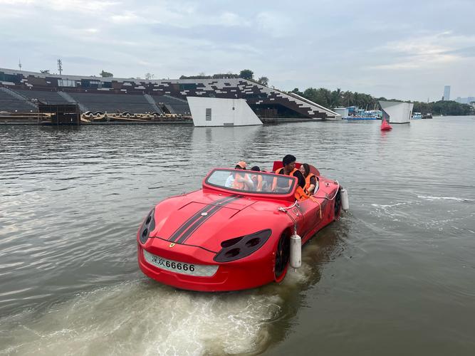 迷你汽车水上冲浪